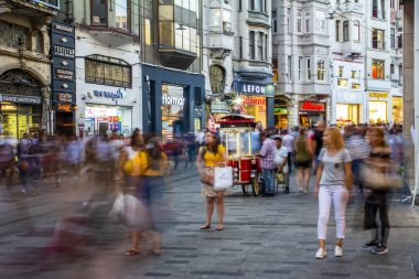Istanbul, Türkiye'de Ağustos 11, 2018: Uzun pozlama veya yavaş çekim hızı ve bulanık görüntü: tanımlanamayan insanlar yürümek, Istiklal Caddesi, Istanbul, Türkiye'de popüler hedef.