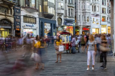 Istanbul, Türkiye'de Ağustos 11, 2018: Uzun pozlama veya yavaş çekim hızı ve bulanık görüntü: tanımlanamayan insanlar yürümek, Istiklal Caddesi, Istanbul, Türkiye'de popüler hedef.
