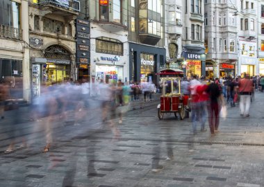 Istanbul, Türkiye'de Ağustos 11, 2018: Uzun pozlama veya yavaş çekim hızı ve bulanık görüntü: tanımlanamayan insanlar yürümek, Istiklal Caddesi, Istanbul, Türkiye'de popüler hedef.