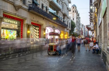Istanbul, Türkiye'de Ağustos 11, 2018: Uzun pozlama veya yavaş çekim hızı ve bulanık görüntü: tanımlanamayan insanlar yürümek, Istiklal Caddesi, Istanbul, Türkiye'de popüler hedef.