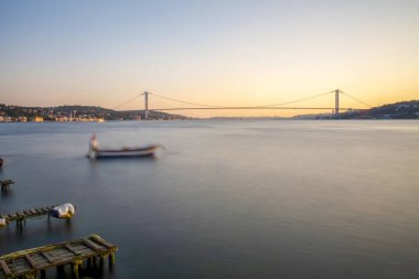 İstanbul Boğazı Köprüsü, gece. 15 Temmuz Şehitler Köprüsü. İstanbul / Türkiye.