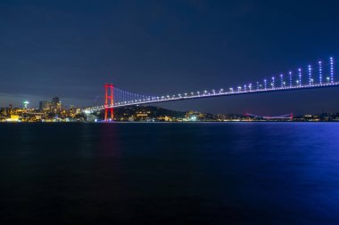 İstanbul Boğazı Köprüsü, gece. 15 Temmuz Şehitler Köprüsü. İstanbul / Türkiye.