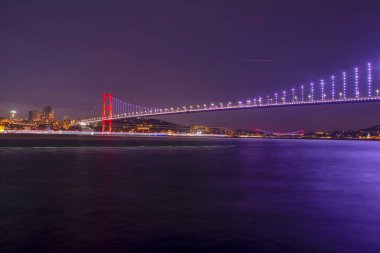 İstanbul Boğazı Köprüsü, gece. 15 Temmuz Şehitler Köprüsü. İstanbul / Türkiye.