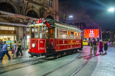 Istanbul, Türkiye - Ağustos 11, 2018: Retro tramvay Istiklal Caddesi'nde. Istanbul tarihi bölge. Istanbul ünlü turistik çizgi. Kırmızı tramvay Taksim-Tünel.