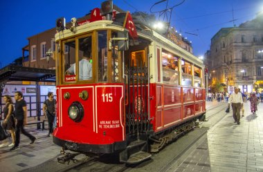 Istanbul, Türkiye - Ağustos 11, 2018: Retro tramvay Istiklal Caddesi'nde. Istanbul tarihi bölge. Istanbul ünlü turistik çizgi. Kırmızı tramvay Taksim-Tünel.