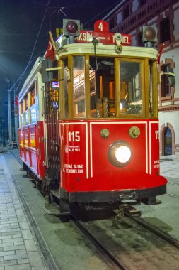 Istanbul, Türkiye - Ağustos 11, 2018: Retro tramvay Istiklal Caddesi'nde. Istanbul tarihi bölge. Istanbul ünlü turistik çizgi. Kırmızı tramvay Taksim-Tünel.