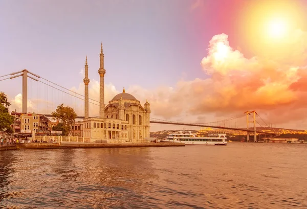 Ortakoy camisi ve Boğaz köprüsü, İstanbul, Türkiye