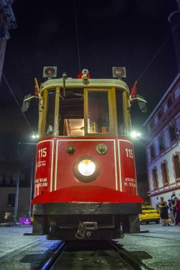 Taksim Istanbul, Türkiye Ağustos 11, 2018: Nostaljik kırmızı tramvay akşam Taksim Istiklal Caddesi'nde. Taksim Istiklal Caddesi Istanbul'da popüler bir yer. Beyoglu, Taksim, Istanbul. Türkiye.