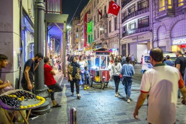 Taksim Istanbul, Türkiye Ağustos 11, 2018: Nostaljik kırmızı tramvay akşam Taksim Istiklal Caddesi'nde. Taksim Istiklal Caddesi Istanbul'da popüler bir yer. Beyoglu, Taksim, Istanbul. Türkiye.