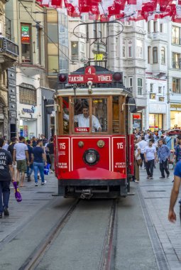 Taksim Istanbul, Türkiye Ağustos 11, 2018: Nostaljik kırmızı tramvay akşam Taksim Istiklal Caddesi'nde. Taksim Istiklal Caddesi Istanbul'da popüler bir yer. Beyoglu, Taksim, Istanbul. Türkiye.