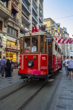 Taksim Istanbul, Türkiye Ağustos 11, 2018: Nostaljik kırmızı tramvay akşam Taksim Istiklal Caddesi'nde. Taksim Istiklal Caddesi Istanbul'da popüler bir yer. Beyoglu, Taksim, Istanbul. Türkiye.