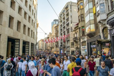 Istanbul, Türkiye - Ağustos 11, 2018: Retro tramvay Istiklal Caddesi'nde. Istanbul tarihi bölge. Istanbul ünlü turistik çizgi. Kırmızı tramvay Taksim-Tünel.