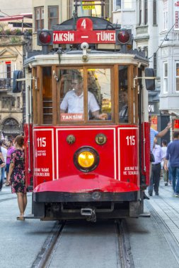 Taksim Istanbul, Türkiye Ağustos 11, 2018: Nostaljik kırmızı tramvay akşam Taksim Istiklal Caddesi'nde. Taksim Istiklal Caddesi Istanbul'da popüler bir yer. Beyoglu, Taksim, Istanbul. Türkiye.