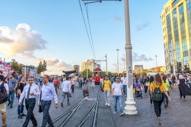 Taksim Istanbul, Türkiye Ağustos 11, 2018: Nostaljik kırmızı tramvay akşam Taksim Istiklal Caddesi'nde. Taksim Istiklal Caddesi Istanbul'da popüler bir yer. Beyoglu, Taksim, Istanbul. Türkiye.