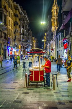 Taksim Istanbul, Türkiye Ağustos 11, 2018: Nostaljik kırmızı tramvay akşam Taksim Istiklal Caddesi'nde. Taksim Istiklal Caddesi Istanbul'da popüler bir yer. Beyoglu, Taksim, Istanbul. Türkiye.