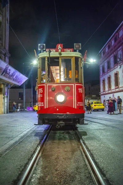 Istanbul, Türkiye - Ağustos 11, 2018: Retro tramvay Istiklal Caddesi'nde. Istanbul tarihi bölge. Istanbul ünlü turistik çizgi. Kırmızı tramvay Taksim-Tünel.