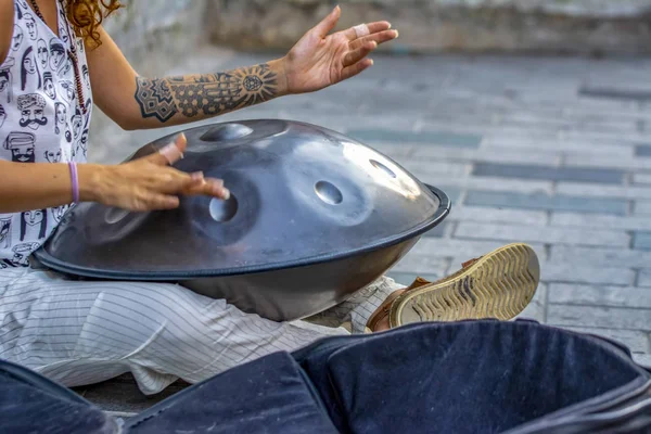 Músicos Rua Tocando Com Seus Instrumentos Avenida Istiklal Beyoglu Istambul — Fotografia de Stock