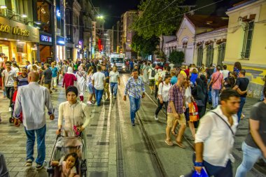 Taksim Istanbul, Türkiye Ağustos 11, 2018: Nostaljik kırmızı tramvay akşam Taksim Istiklal Caddesi'nde. Taksim Istiklal Caddesi Istanbul'da popüler bir yer. Beyoglu, Taksim, Istanbul. Türkiye.