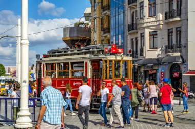 Taksim Istanbul, Türkiye Ağustos 11, 2018: Nostaljik kırmızı tramvay akşam Taksim Istiklal Caddesi'nde. Taksim Istiklal Caddesi Istanbul'da popüler bir yer. Beyoglu, Taksim, Istanbul. Türkiye.