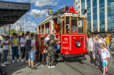 Taksim Istanbul, Türkiye Ağustos 11, 2018: Nostaljik kırmızı tramvay akşam Taksim Istiklal Caddesi'nde. Taksim Istiklal Caddesi Istanbul'da popüler bir yer. Beyoglu, Taksim, Istanbul. Türkiye.