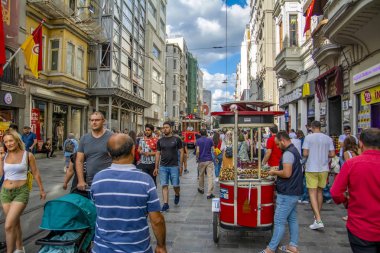 Taksim Istanbul, Türkiye Ağustos 11, 2018: Nostaljik kırmızı tramvay akşam Taksim Istiklal Caddesi'nde. Taksim Istiklal Caddesi Istanbul'da popüler bir yer. Beyoglu, Taksim, Istanbul. Türkiye.
