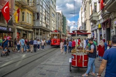 Taksim Istanbul, Türkiye Ağustos 11, 2018: Nostaljik kırmızı tramvay akşam Taksim Istiklal Caddesi'nde. Taksim Istiklal Caddesi Istanbul'da popüler bir yer. Beyoglu, Taksim, Istanbul. Türkiye.