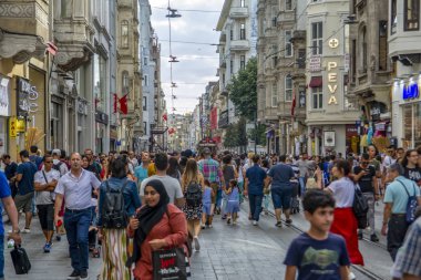 Taksim Istanbul, Türkiye Ağustos 11, 2018: Nostaljik kırmızı tramvay akşam Taksim Istiklal Caddesi'nde. Taksim Istiklal Caddesi Istanbul'da popüler bir yer. Beyoglu, Taksim, Istanbul. Türkiye.