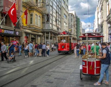 Taksim Istanbul, Türkiye Ağustos 11, 2018: Nostaljik kırmızı tramvay akşam Taksim Istiklal Caddesi'nde. Taksim Istiklal Caddesi Istanbul'da popüler bir yer. Beyoglu, Taksim, Istanbul. Türkiye.