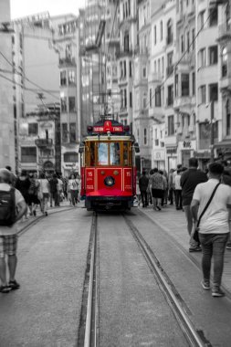 Taksim Istanbul, Türkiye Ağustos 11, 2018: Nostaljik kırmızı tramvay akşam Taksim Istiklal Caddesi'nde. Taksim Istiklal Caddesi Istanbul'da popüler bir yer. Beyoglu, Taksim, Istanbul. Türkiye.