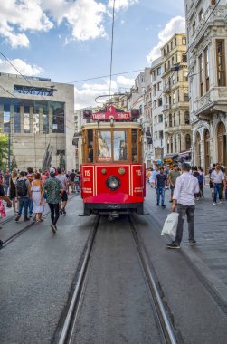 Taksim Istanbul, Türkiye Ağustos 11, 2018: Nostaljik kırmızı tramvay akşam Taksim Istiklal Caddesi'nde. Taksim Istiklal Caddesi Istanbul'da popüler bir yer. Beyoglu, Taksim, Istanbul. Türkiye.