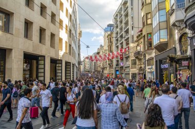 Taksim Istanbul, Türkiye Ağustos 11, 2018: Nostaljik kırmızı tramvay akşam Taksim Istiklal Caddesi'nde. Taksim Istiklal Caddesi Istanbul'da popüler bir yer. Beyoglu, Taksim, Istanbul. Türkiye.