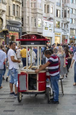 Taksim Istanbul, Türkiye Ağustos 11, 2018: Nostaljik kırmızı tramvay akşam Taksim Istiklal Caddesi'nde. Taksim Istiklal Caddesi Istanbul'da popüler bir yer. Beyoglu, Taksim, Istanbul. Türkiye.