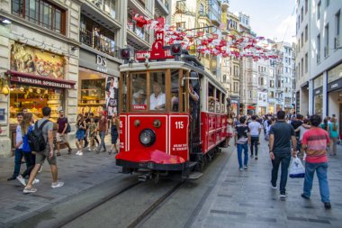 Taksim Istanbul, Türkiye Ağustos 11, 2018: Nostaljik kırmızı tramvay akşam Taksim Istiklal Caddesi'nde. Taksim Istiklal Caddesi Istanbul'da popüler bir yer. Beyoglu, Taksim, Istanbul. Türkiye.