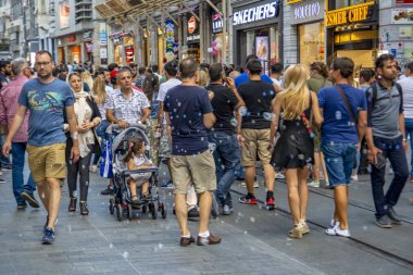 Taksim Istanbul, Türkiye Ağustos 11, 2018: Nostaljik kırmızı tramvay akşam Taksim Istiklal Caddesi'nde. Taksim Istiklal Caddesi Istanbul'da popüler bir yer. Beyoglu, Taksim, Istanbul. Türkiye.