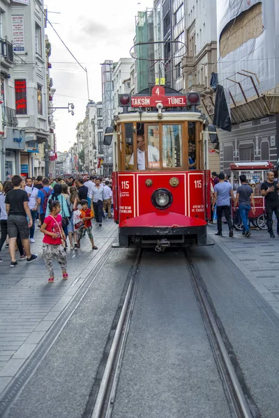 Taksim Istanbul, Türkiye Ağustos 11, 2018: Nostaljik kırmızı tramvay akşam Taksim Istiklal Caddesi'nde. Taksim Istiklal Caddesi Istanbul'da popüler bir yer. Beyoglu, Taksim, Istanbul. Türkiye.