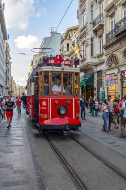 Taksim Istanbul, Türkiye Ağustos 11, 2018: Nostaljik kırmızı tramvay akşam Taksim Istiklal Caddesi'nde. Taksim Istiklal Caddesi Istanbul'da popüler bir yer. Beyoglu, Taksim, Istanbul. Türkiye.