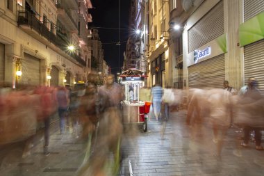 Istanbul, Türkiye'de Ağustos 11, 2018: Uzun pozlama veya yavaş çekim hızı ve bulanık görüntü: tanımlanamayan insanlar yürümek, Istiklal Caddesi, Istanbul, Türkiye'de popüler hedef.