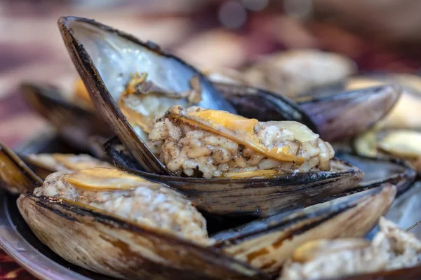 Mujer Comiendo Mariscos Restaurante Mejillones Vapor Salsa Vino Blanco Concepto —  Fotos de Stock