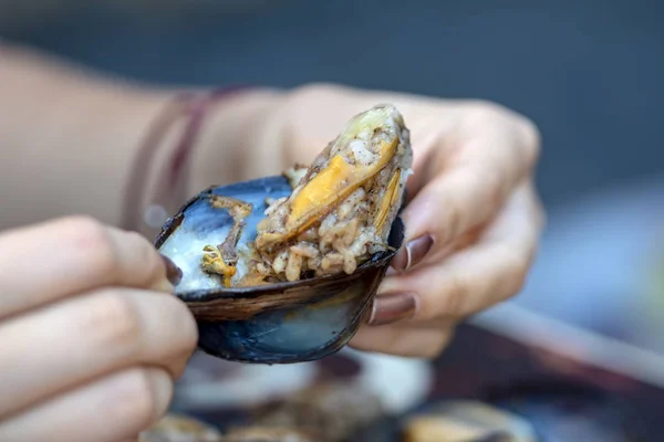 Mujer Comiendo Mariscos Restaurante Mejillones Vapor Salsa Vino Blanco Concepto —  Fotos de Stock