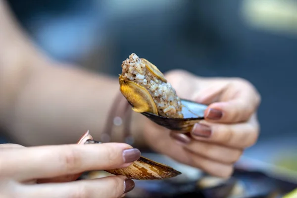 Mujer Comiendo Mariscos Restaurante Mejillones Vapor Salsa Vino Blanco Concepto —  Fotos de Stock