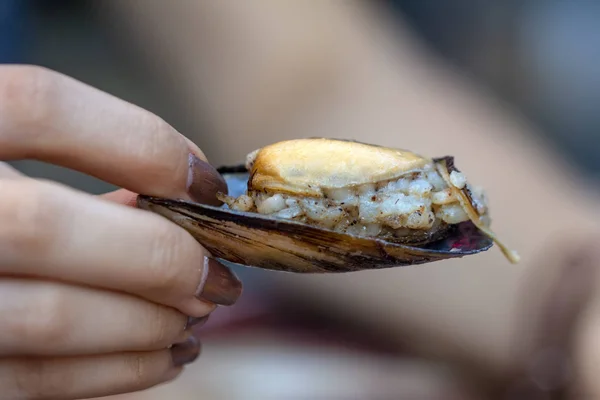 Mujer Comiendo Mariscos Restaurante Mejillones Vapor Salsa Vino Blanco Concepto —  Fotos de Stock