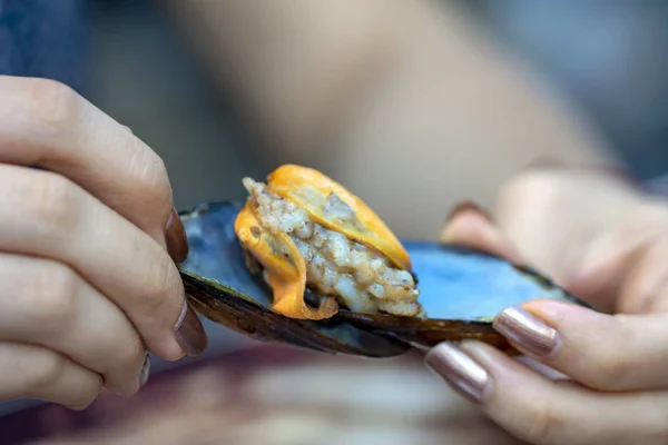 Mujer Comiendo Mariscos Restaurante Mejillones Vapor Salsa Vino Blanco Concepto —  Fotos de Stock