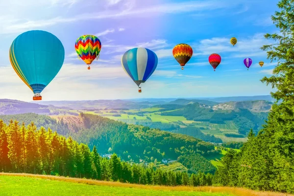 Balão Quente Voando Sobre Montanhas Incríveis — Fotografia de Stock