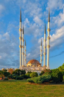 Minareli bir cami İstanbul, aşağıdan görüntülemek