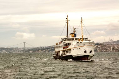 Boğazdaki deniz yolculuğundan güzel manzaralı turistik yerler. Türk buharlı gemileri, Altın Boynuz manzaralı..