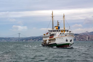 Boğazdaki deniz yolculuğundan güzel manzaralı turistik yerler. Türk buharlı gemileri, Altın Boynuz manzaralı..
