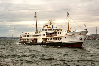 Boğazdaki deniz yolculuğundan güzel manzaralı turistik yerler. Türk buharlı gemileri, Altın Boynuz manzaralı..