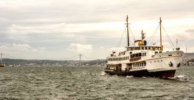 Boğazdaki deniz yolculuğundan güzel manzaralı turistik yerler. Türk buharlı gemileri, Altın Boynuz manzaralı..