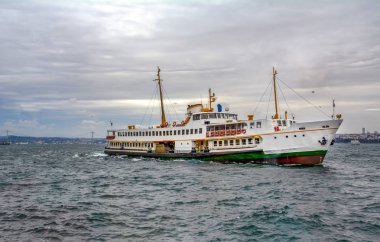 Boğazdaki deniz yolculuğundan güzel manzaralı turistik yerler. Türk buharlı gemileri, Altın Boynuz manzaralı..