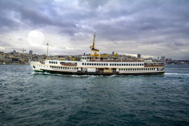 Boğazdaki deniz yolculuğundan güzel manzaralı turistik yerler. Türk buharlı gemileri, Altın Boynuz manzaralı..